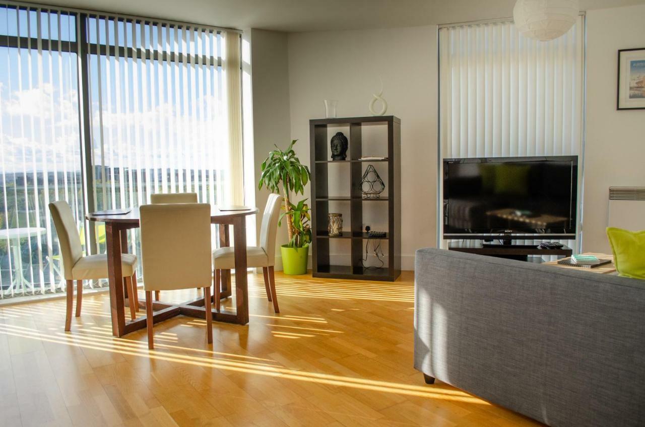 Serviced Apartment In Liverpool City Centre - Free Parking - Balcony - By Happy Days 외부 사진