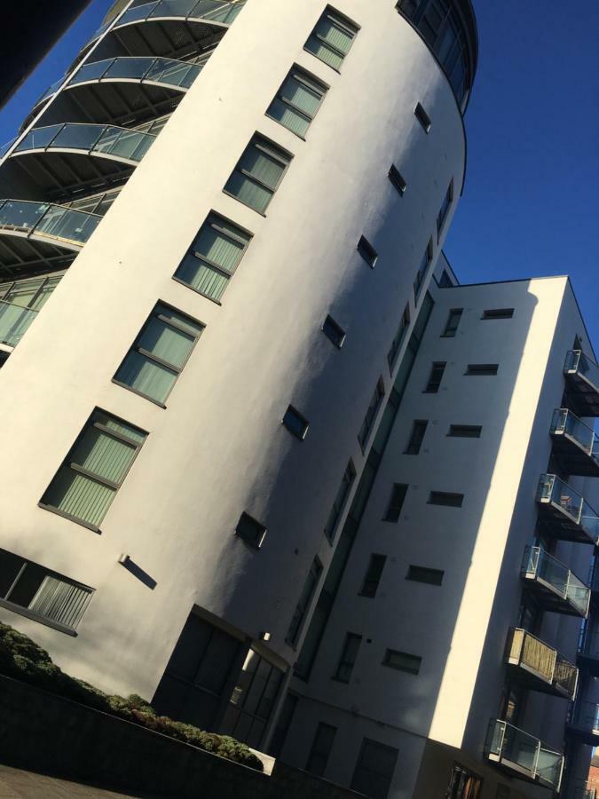 Serviced Apartment In Liverpool City Centre - Free Parking - Balcony - By Happy Days 외부 사진